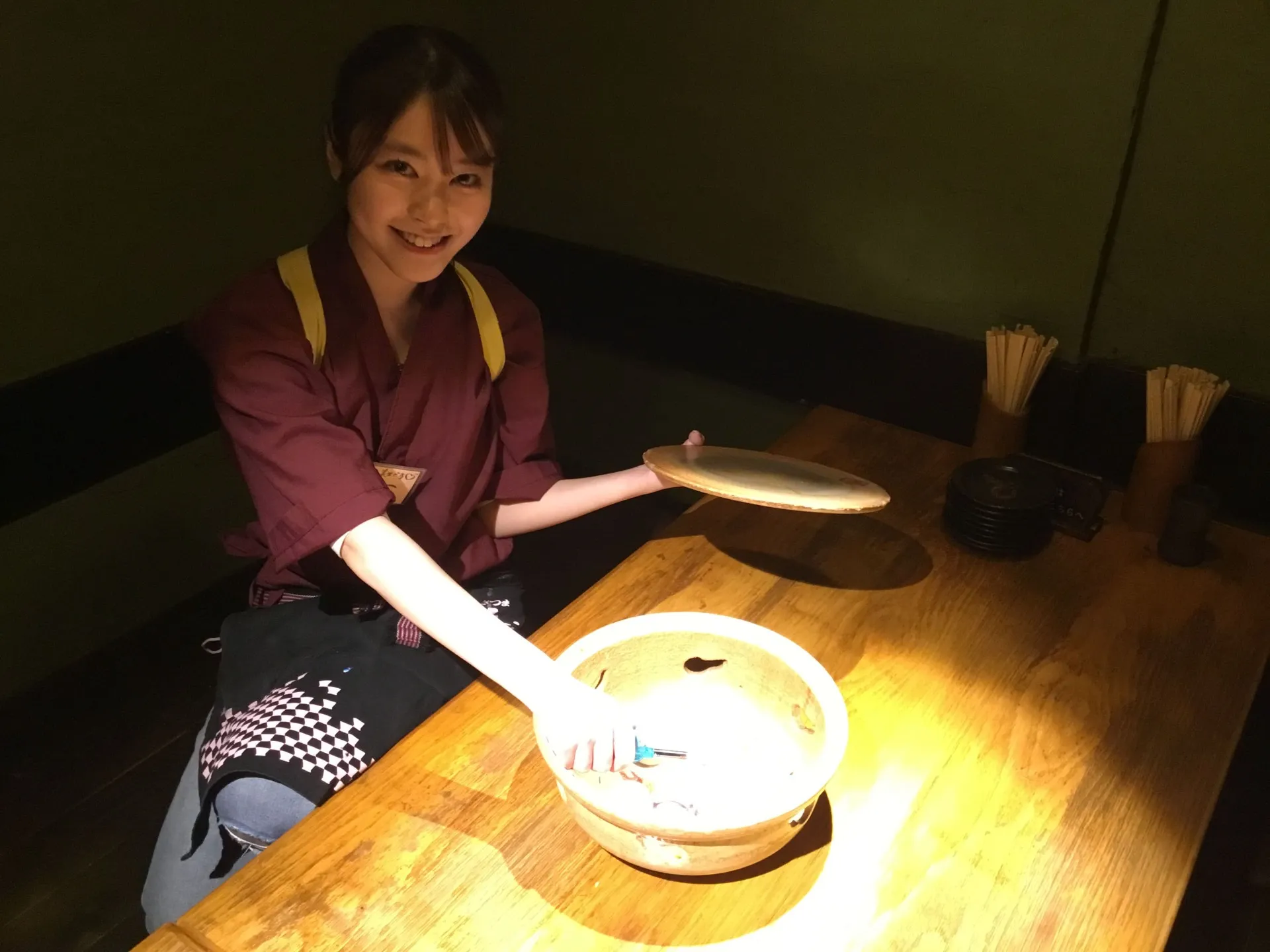 蝋燭に火を付けて保温します